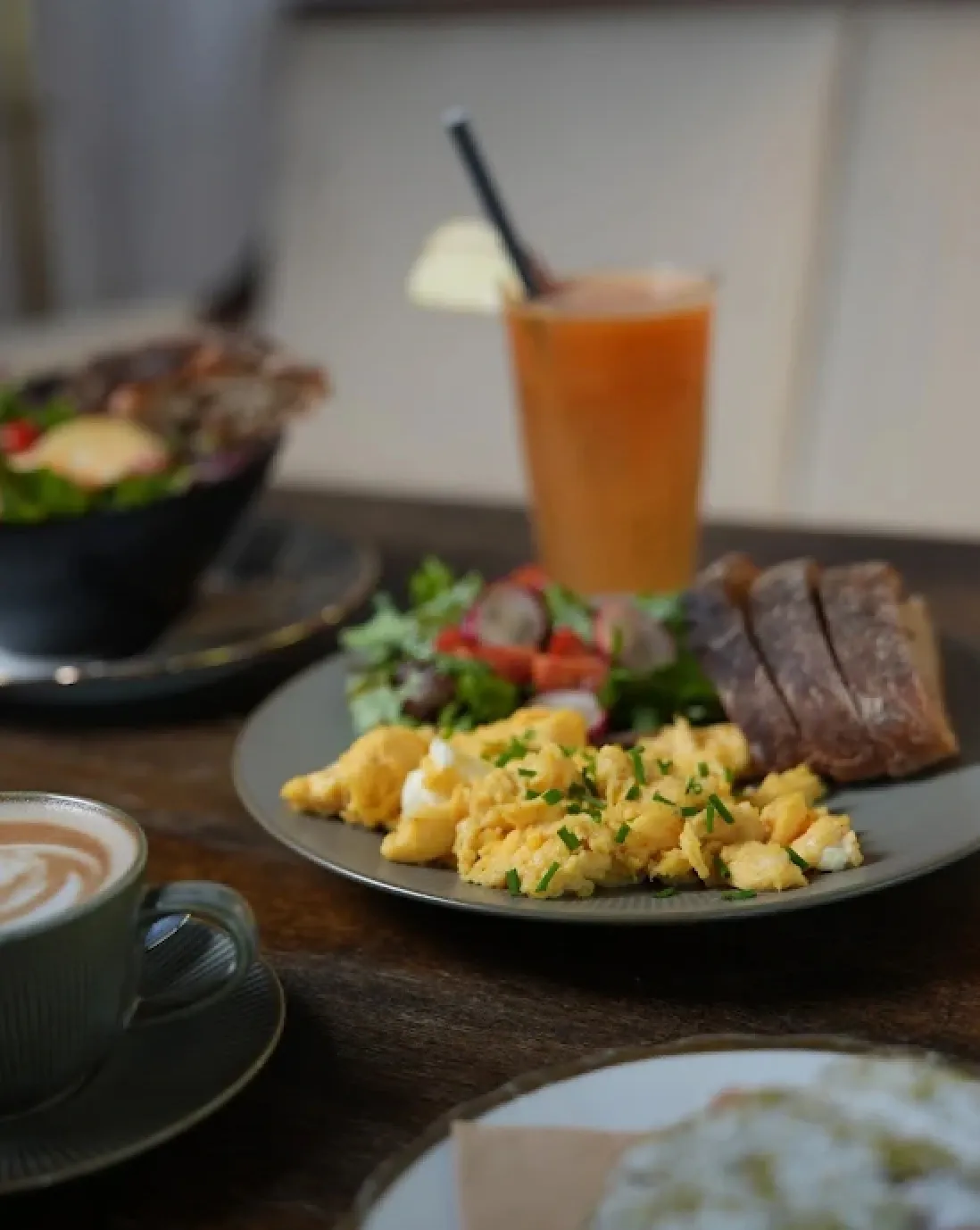 Orangensaft, Rührei und Wildkräutersalat mit einem Cappuccino bei Café & Crème